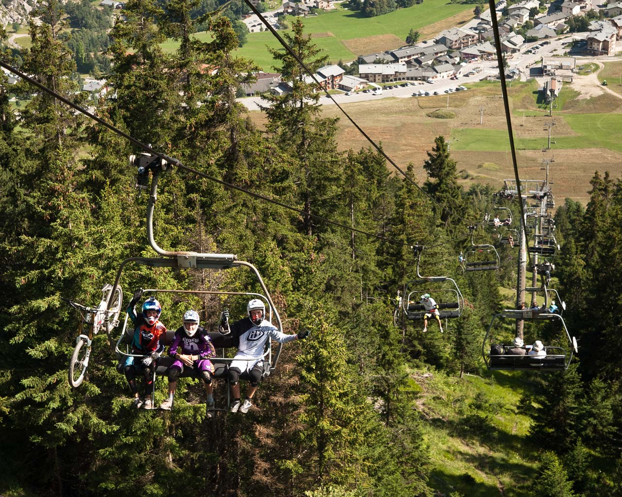 6-seater detachable chairlift for pedestrians and mountain bikers. In just a few minutes, you&#039;ll reach an altitude of 2150 m: discover a unique panorama and easy walks and hikes without taking the car.