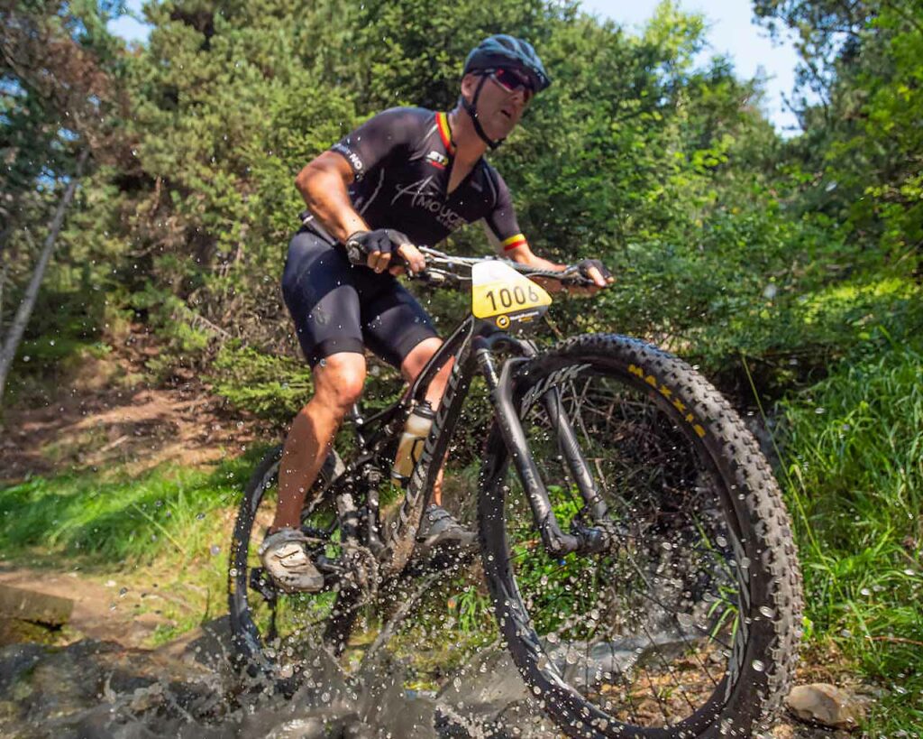 Que vous soyez cycliste à l’assaut des cols et des pentes, vététiste tranquille ou enduro, les parcours balisés vous offrent la possibilité de pratiquer la montagne autrement.