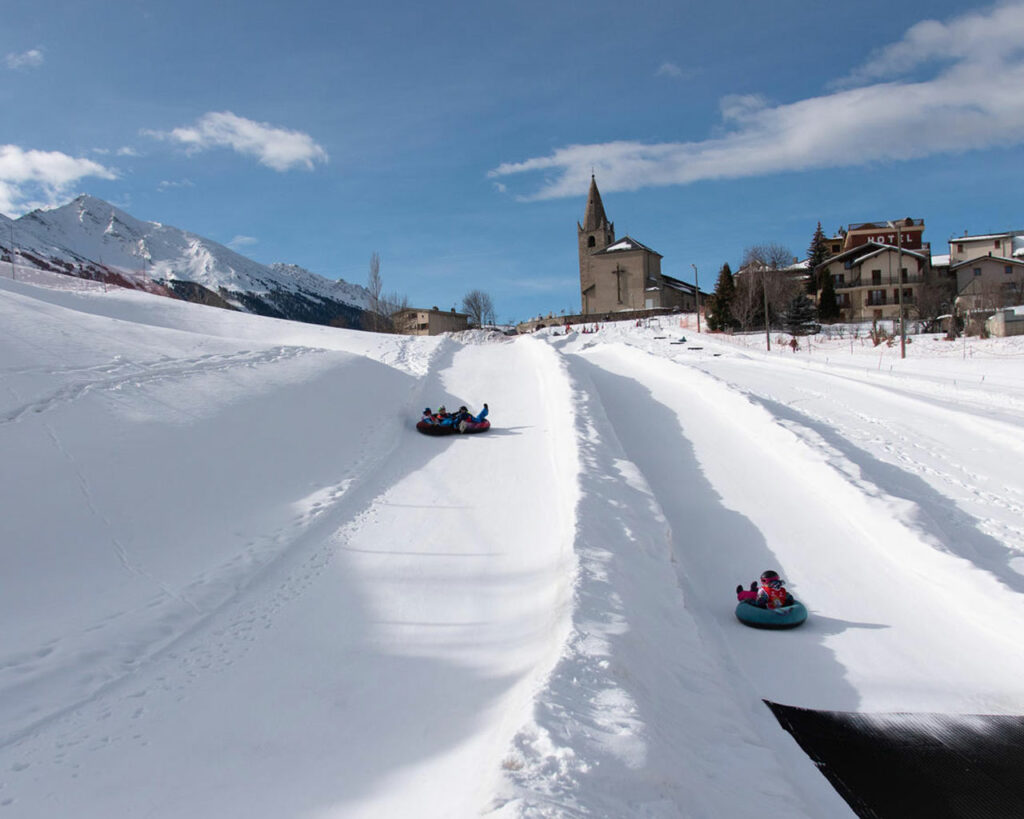 Snowtubing, parapente skis aux pieds, via ferrata hivernale, biathlon, yooner, snakeglisse… La station d’Aussois vous propose de nombreuses activités en plus du ski.