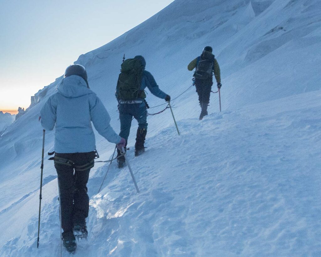 Diplômés d’état, les guides de haute montagne et accompagnateurs en moyenne montagne d’Aussois vous proposent de découvrir un univers passionnant à travers leurs activités qui vous laisseront des souvenirs impérissables