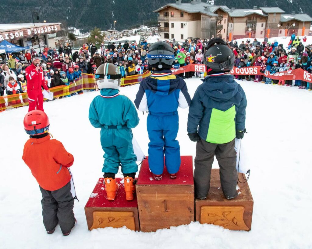 Asilo, lezioni di gruppo e private, sci, snowboard e altri sport sulla neve, trovate il vostro istruttore nelle scuole di sci del resort.