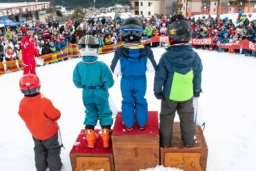 Asilo, lezioni di gruppo e private, sci, snowboard e altri sport sulla neve, trovate il vostro istruttore nelle scuole di sci del resort.