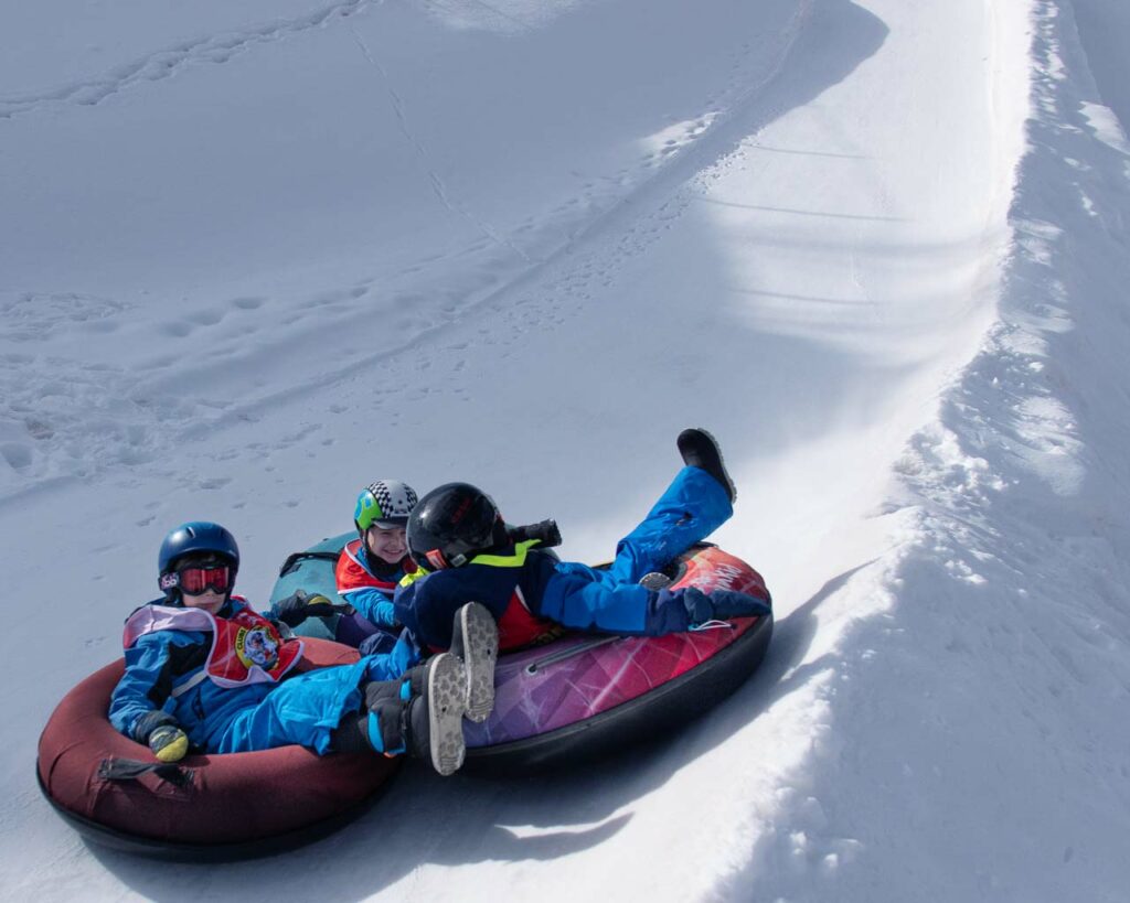 Découvrez les espaces ludiques neige de la station d’Aussois. La course de luge reste un incontournable des vacances à la neige