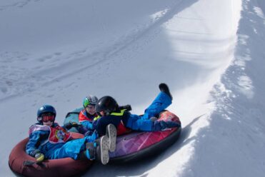 Découvrez les espaces ludiques neige de la station d’Aussois. La course de luge reste un incontournable des vacances à la neige