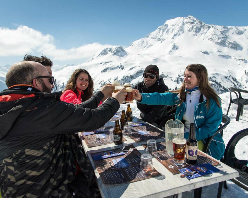 I 4 ristoranti in quota del comprensorio sciistico sono tutti rivolti a sud. È un piacere fare una pausa caffè o gustare un pasto delizioso sulla terrazza.