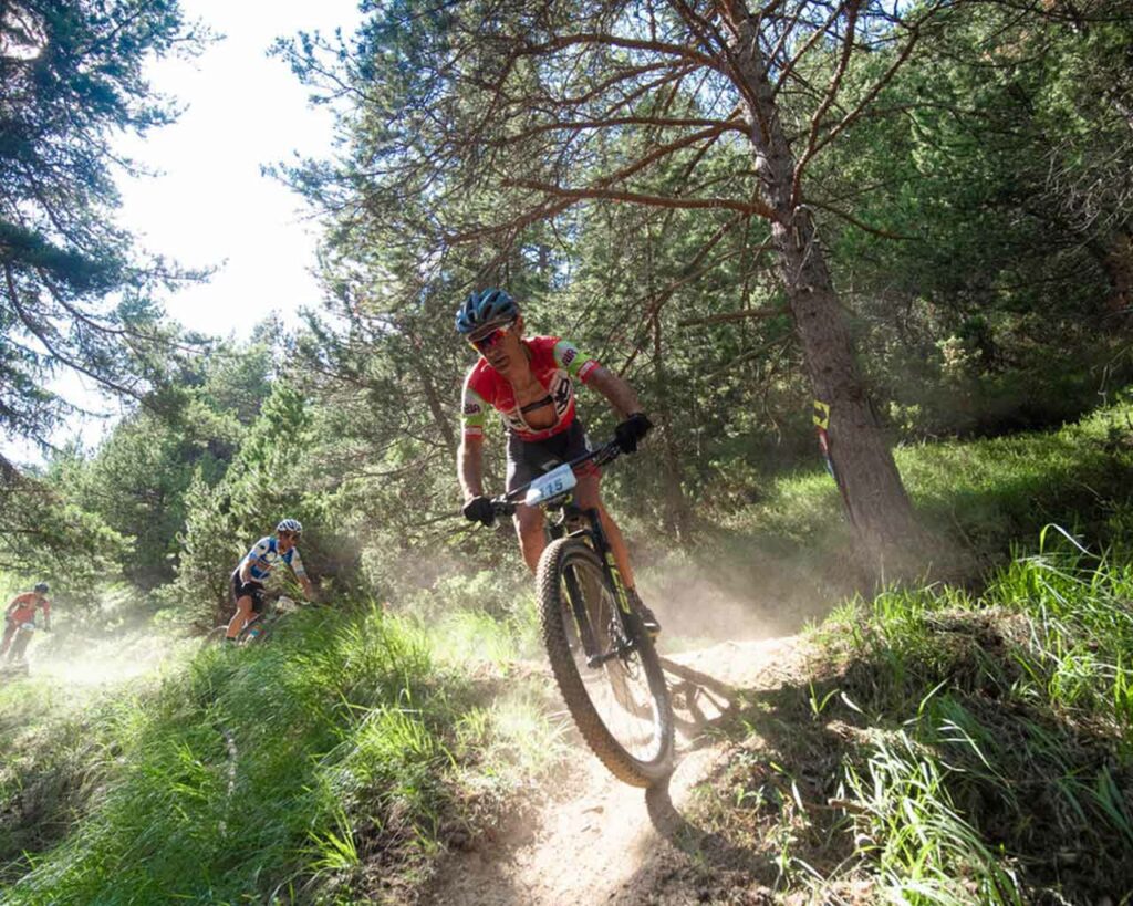 Que vous soyez cycliste à l’assaut des cols et des pentes, vététiste tranquille ou enduro, les parcours balisés vous offrent la possibilité de pratiquer la montagne autrement.