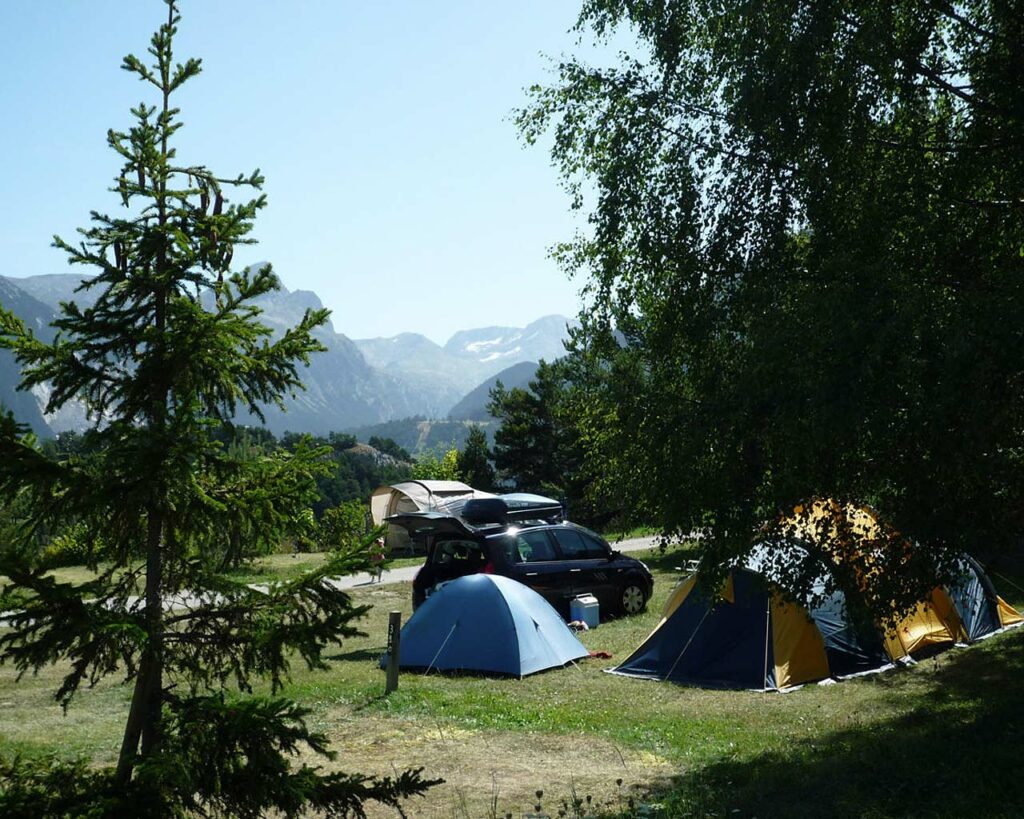 Le camping municipal de La Buidonnière classé 3* accueille tentes et caravanes sur des emplacements bien aménagés.