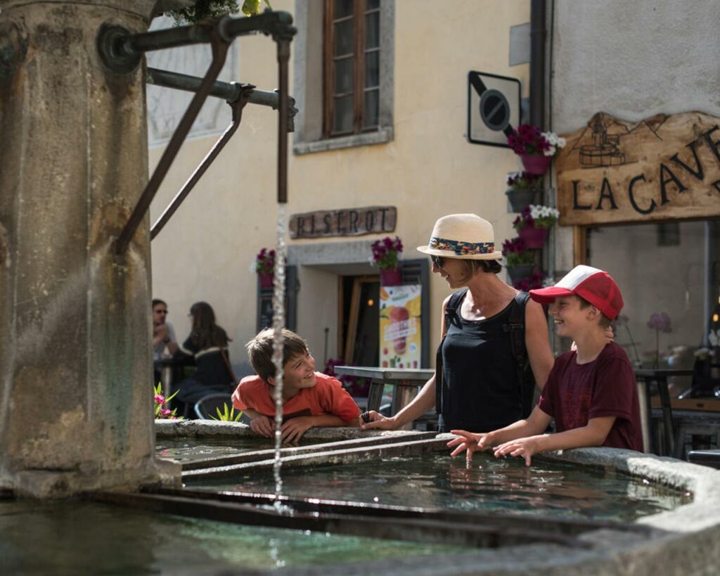 A Aussois, le partage de la montagne, c’est de famille ! Découvrez la douceur de vivre au soleil en hiver dans un cadre magnifique