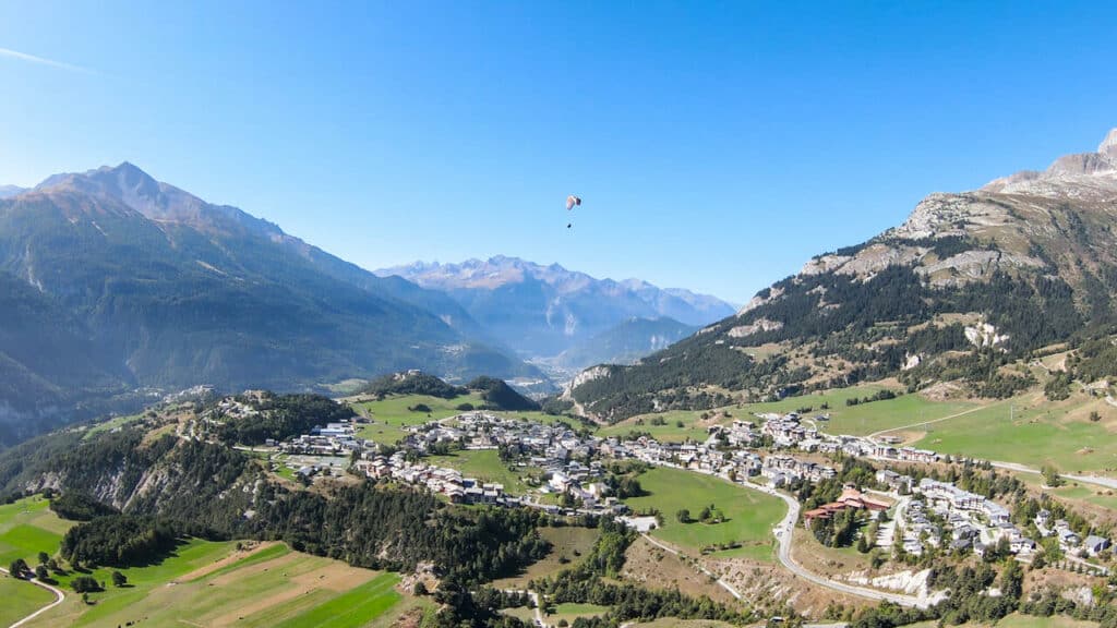 Aussois, village été, Haute Maurienne Vanoise, parapente