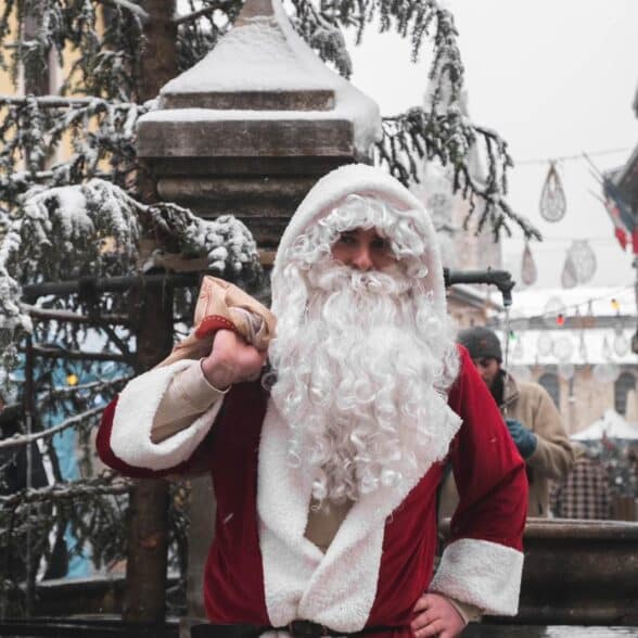 Pere Noel, station Aussois, marché de Noel dans le village, Noel au ski