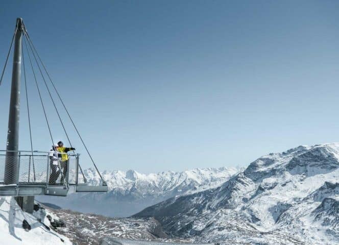 Top 5 winter activities at Val Cenis : skiing with a view of Italy and the Vanoise National Park