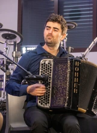 Een artiest die zijn instrument gebruikt