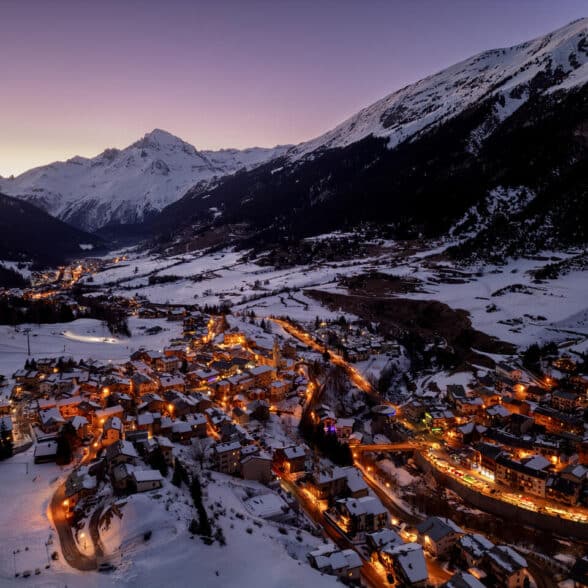 coucher de soleil, station de ski, val cenis, village enneigé