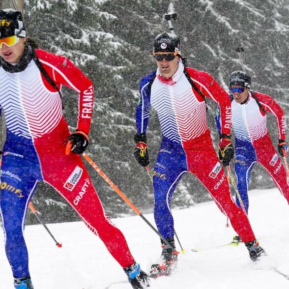 Athlètes de l'équipes de France de biathlon sous la neige