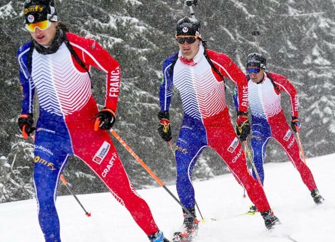 Athlètes de l'équipes de France de biathlon sous la neige