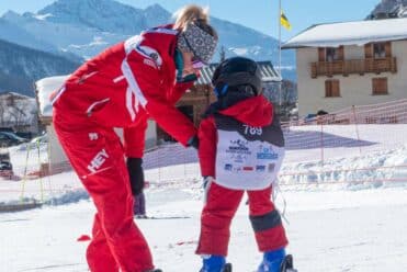 Monitrice ESF avec un enfant à Bessans