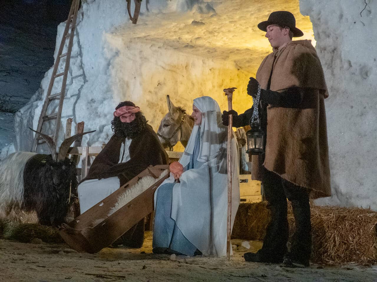 Crèche vivante de Bessans, chants traditionnels de Noël en patois, Noël bessanais, légende de la naissance de Jésus Christ à Bessans dans les Alpes