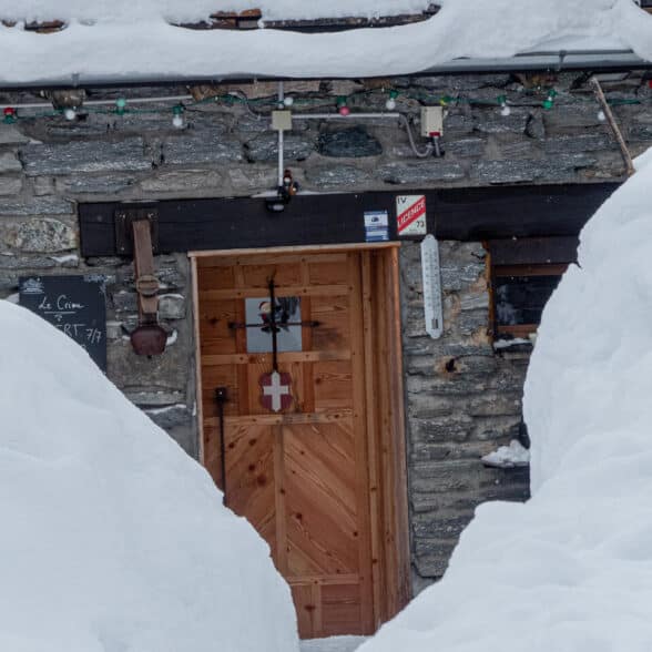Ski de randonnée, Bessans, Haute Maurienne Vanoise, porte de refuge, 2 mètres de neige