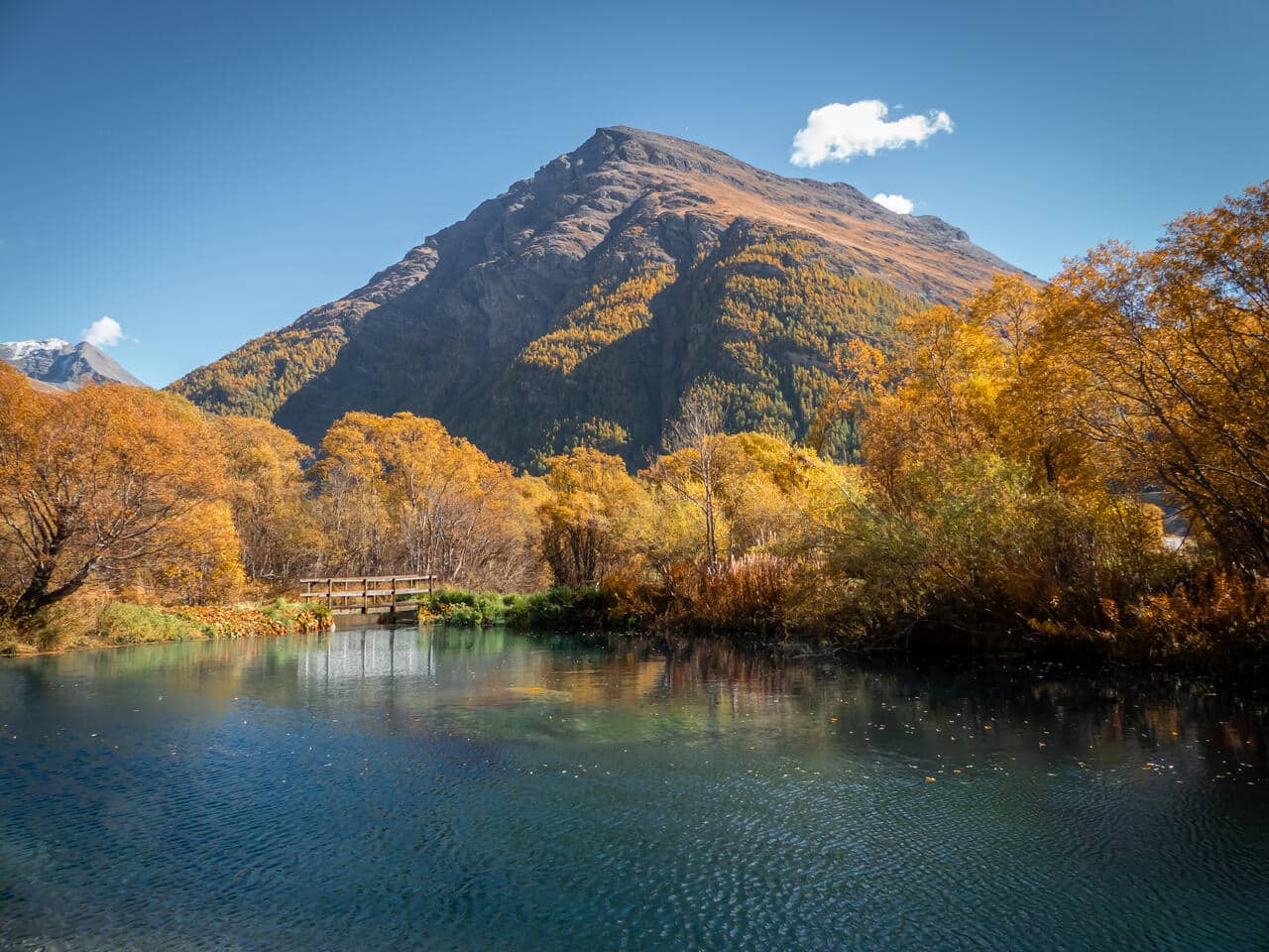 Vue sur le lac en automne à Bessans
