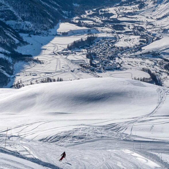 Skiing and snowboarding on the Bonneval sur Arc