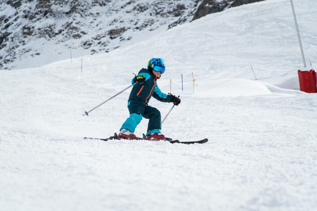 Enfant en ski descendant les pistes à Bonneval sur Arc