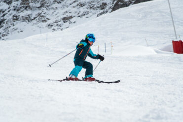 Enfant en ski descendant les pistes à Bonneval sur Arc