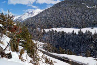 Bus shuttle in winter to Bonneval sur Arc