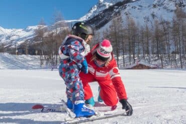 BON_Monitrice-ESF-avec-un-enfant