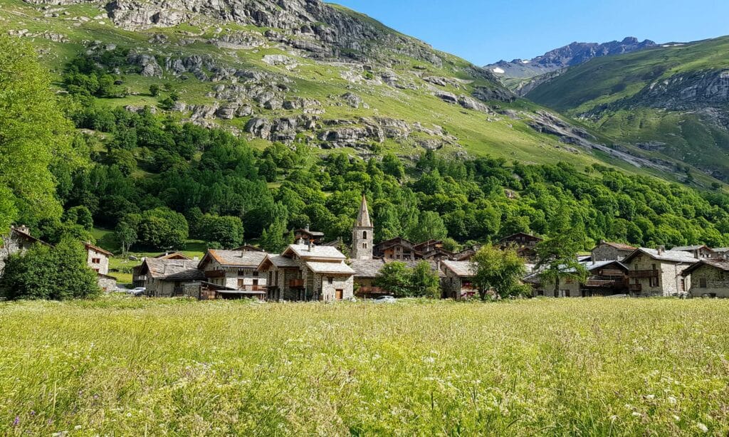 Vue du village de Bonneval sur Arc en été