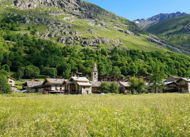 Vue du village de Bonneval sur Arc en été