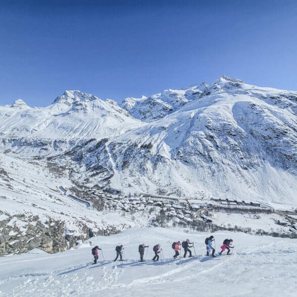 Groupe faisant de la raquette à neige à Bonneval sur Arc